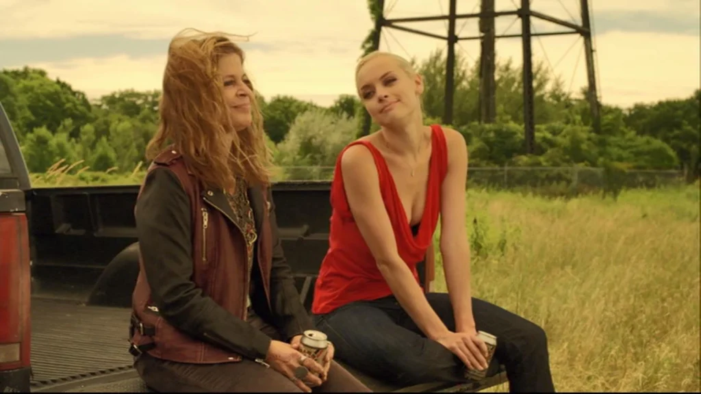 Linda Hamilton as Acacia and Rachel Skarsten as Tamsin - Lost Girl 310