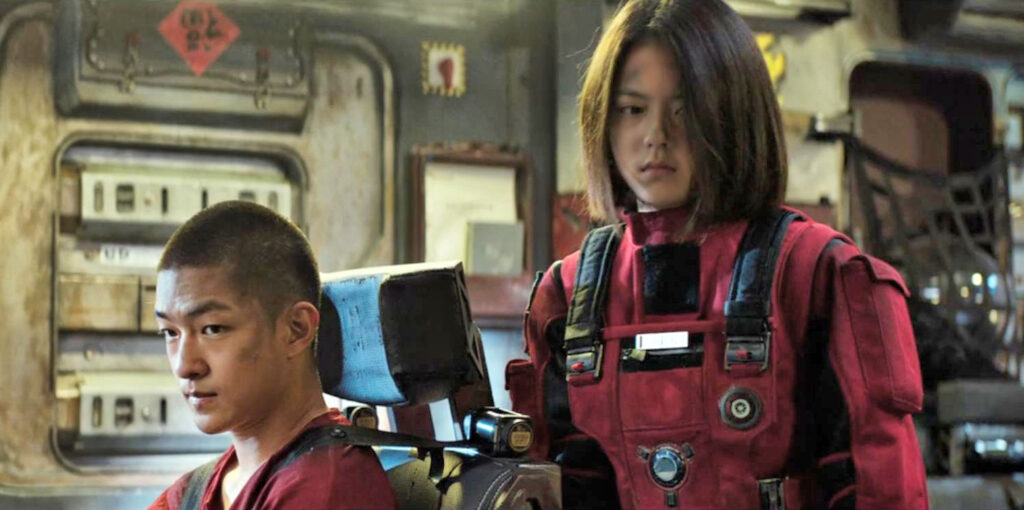 Han Duoduo (Qu Chuxiao) and her brother Liu Qi (Zhao Jinmai) - The Wandering Earth