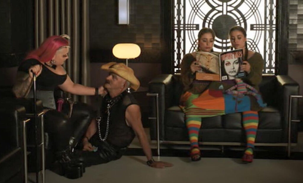 The Morrigan's waiting room - Lost Girl 405