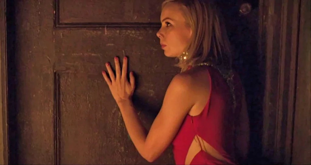 Amanda Walsh as Zee listening at Bo's door - Lost Girl 509