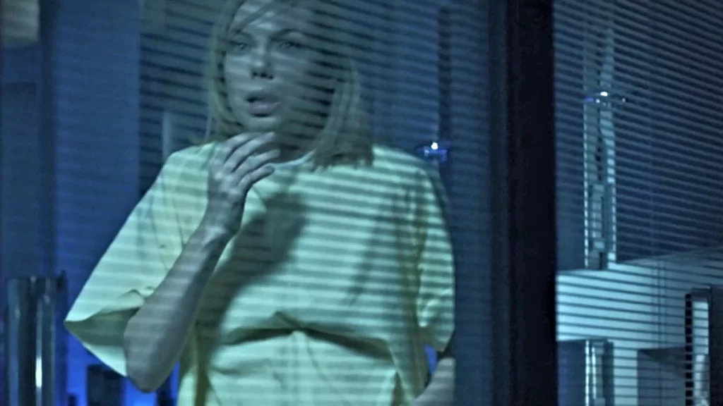 Lawyer Elizabeth Helm (or somebody like her) wakes in Lauren's morgue.- Lost Girl 503