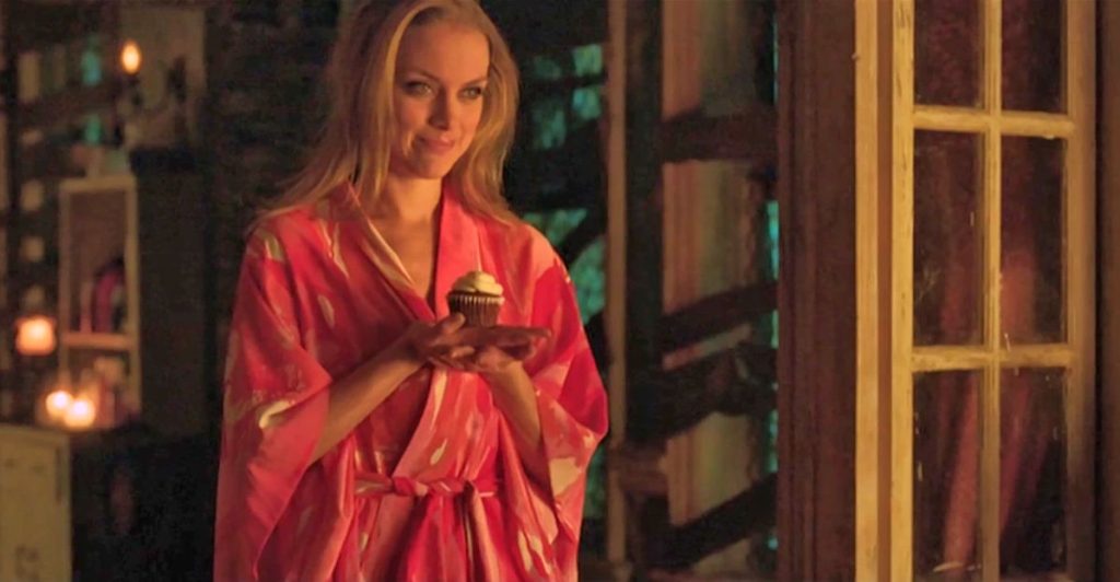 Tamsin (Rachel Skarsten) brings Bo a birthday cupcake - Lost Girl 505