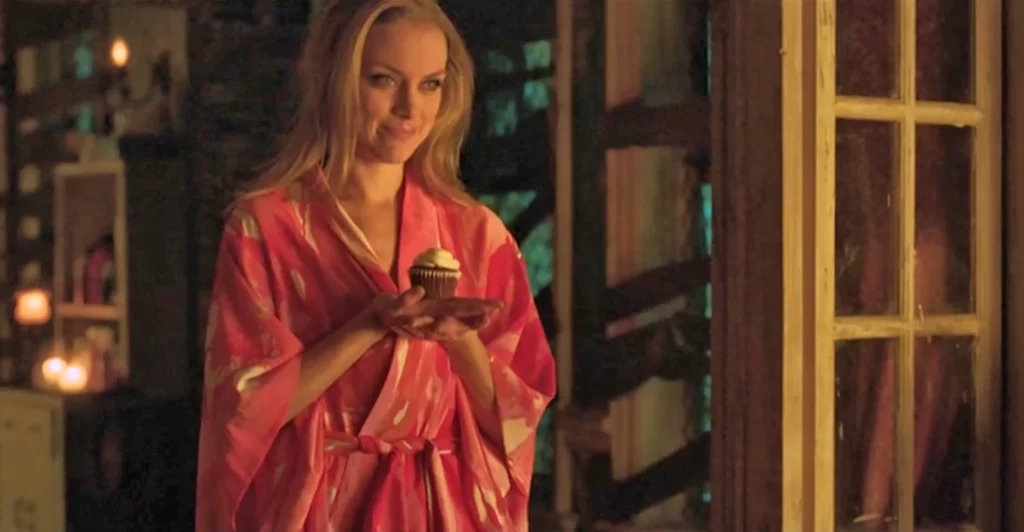 Tamsin (Rachel Skarsten) brings Bo a birthday cupcake - Lost Girl 505