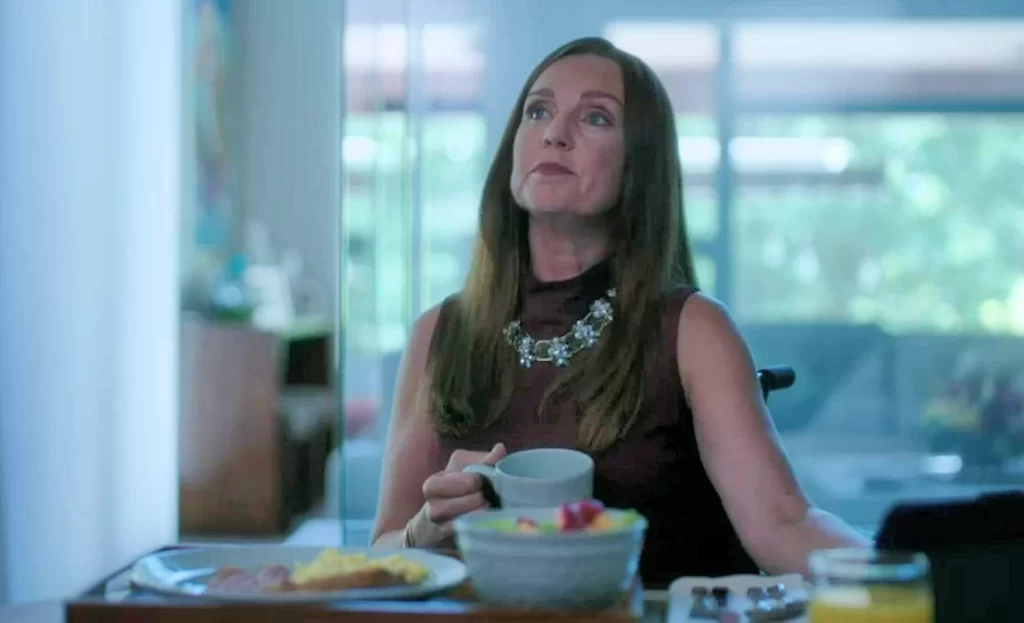 Sarah-Jane Redmond as Elaine Pownall - Siren 103