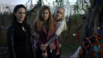 Rachel Skarsten as Tamsin, Linda Hamilton as Acacia, and Anna Silk as Bo - Lost Girl 411