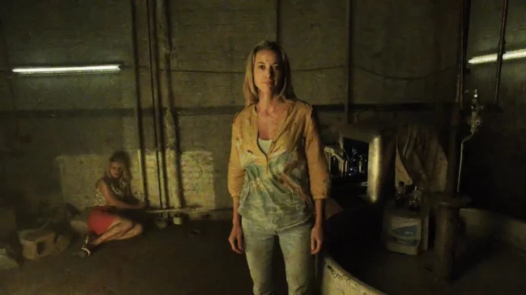 Crystal (Ali Liebert) and Lauren (Zoie Palmer) imprisoned - Lost Girl 404