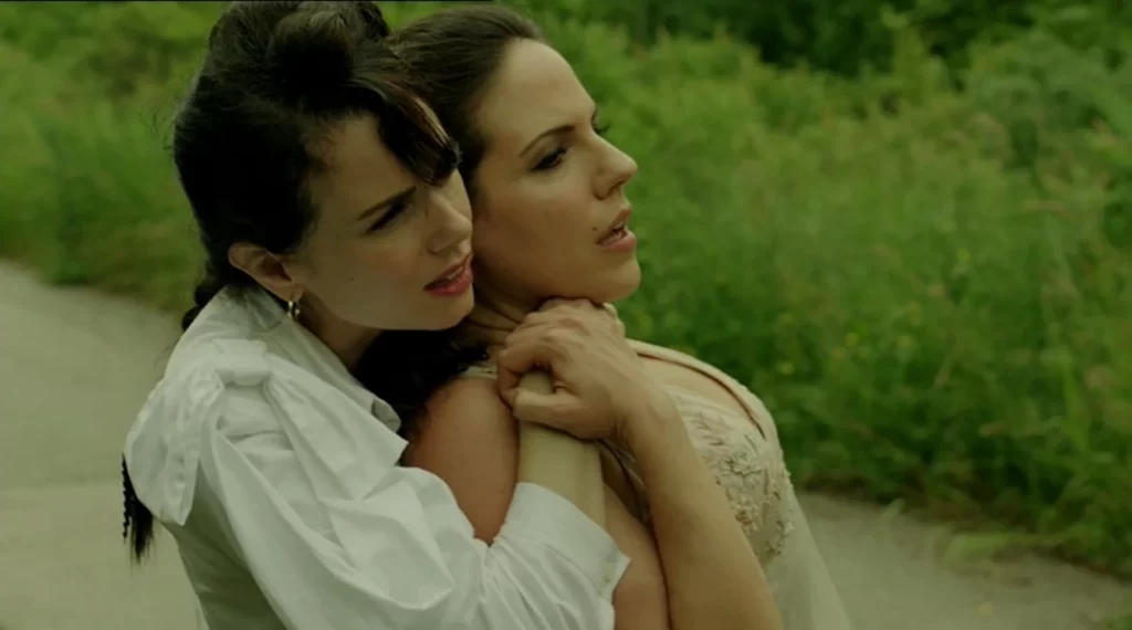 Anna Silk as Bo and Mia Kirshner as Clio - Lost Girl 403