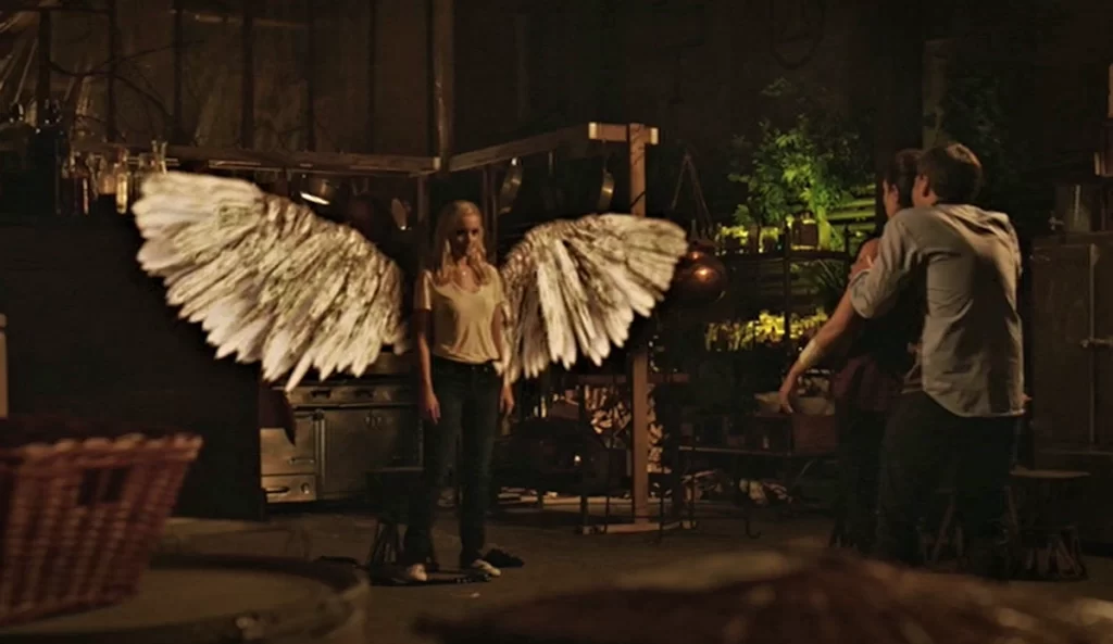 Tamsin (Rachel Skarsten) unfurls her wings in Massimo's laboratory - Lost Girl 404