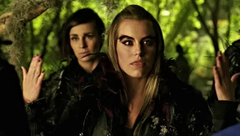 Adrienne Kress and Glenda MacInnis - crows - Lost Girl - 409