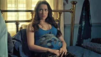 Wynonna (Melanie Scrofano) answers the Doctor's questions - Wynonna Earp 207