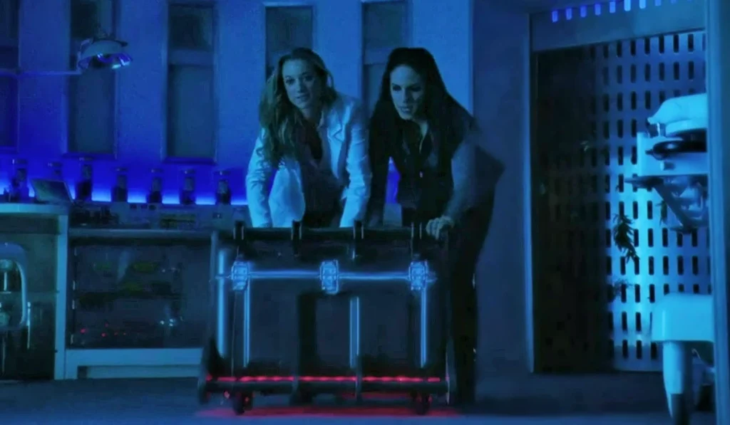Bo (Anna Silk) and Lauren (Zoie Palmer) move Evony's containment device to a safer location - Lost Girl 507