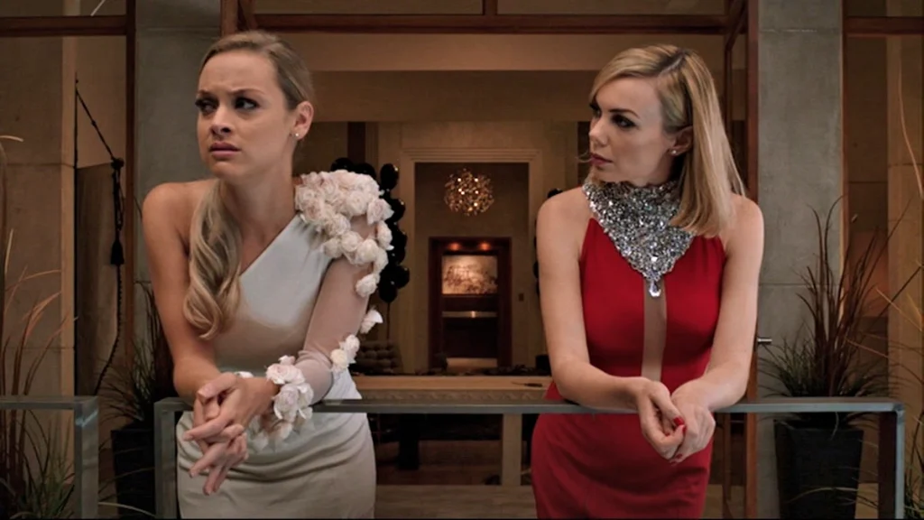 Tamsin (Rachel Skarsten) and Zee (Amanda Walsh) chat on Zee's balcony - Lost Girl 508