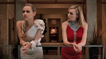Tamsin (Rachel Skarsten) and Zee (Amanda Walsh) chat on Zee's balcony - Lost Girl 508