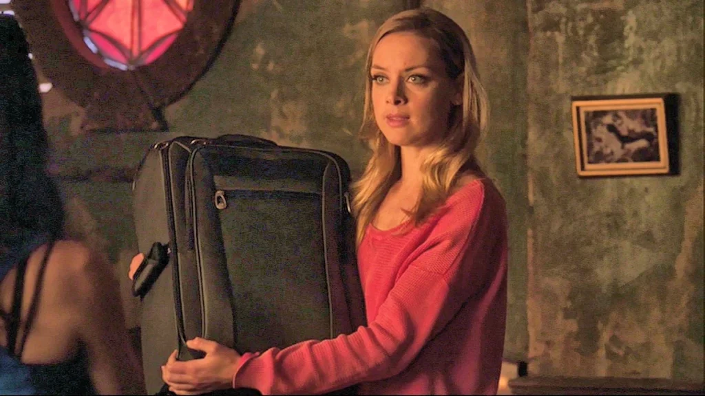 Tamsin (Rachel Skarsten) moves out - Lost Girl 508