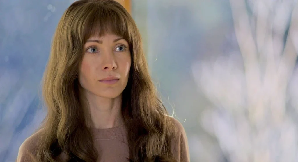 Ksenia Solo as Sarah Mathis - Raptus