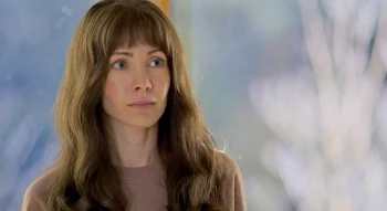 Ksenia Solo as Sarah Mathis - Raptus