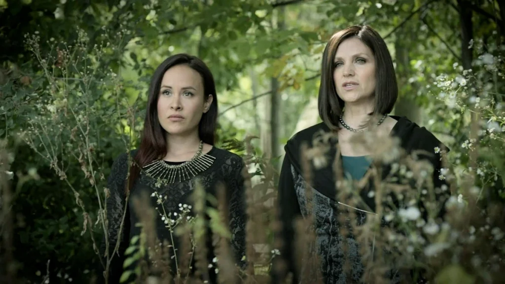 Tammy Isbell as Ruth Winterbourne and Tommie-Amber Pirie as her daughter Paige - Bitten 201