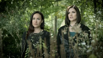 Tammy Isbell as Ruth Winterbourne and Tommie-Amber Pirie as her daughter Paige - Bitten 201
