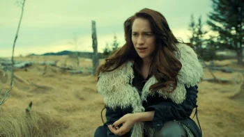 Wynonna (Melanie Scrofano) wakes up in a field - Wynonna Earp 211